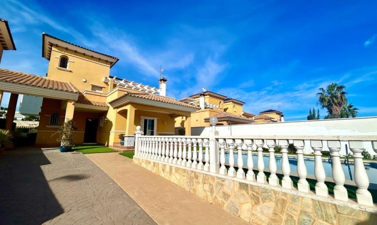 Sale - Villa -
Orihuela Costa* - Cabo Roig