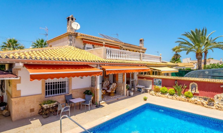 Herverkoop - Villa -
Orihuela Costa* - Campoamor