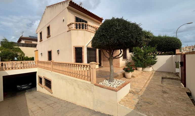 Revente - Villa -
Torrevieja Centro - Torrevieja