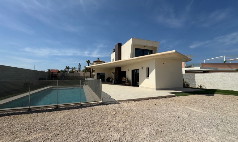 Sale - Villa -
Ciudad Quesada