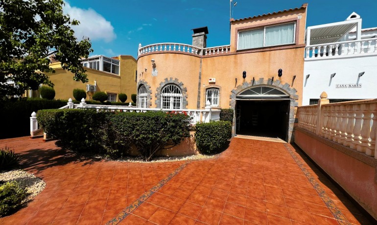 Sale - Villa -
Orihuela Costa - Playa Flamenca