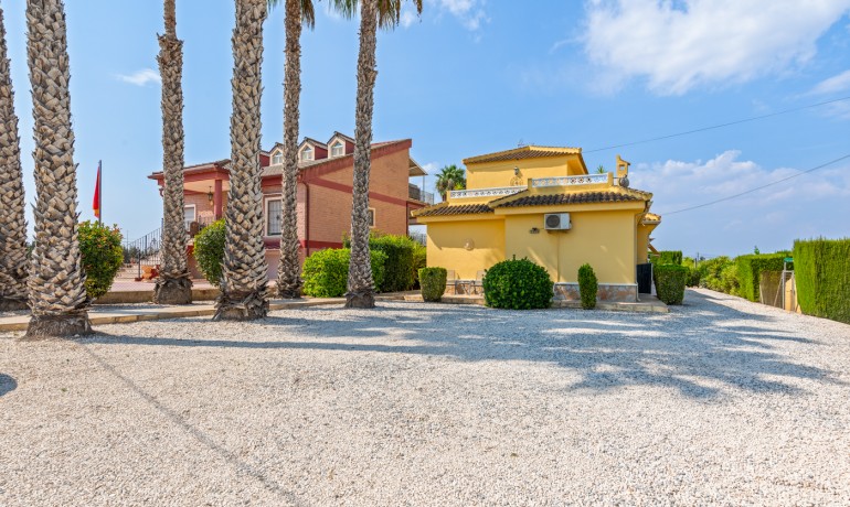 Herverkoop - Villa -
Alicante* - Formentera de Segura*