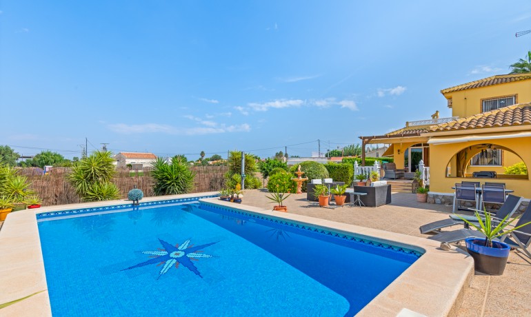 Herverkoop - Villa -
Alicante* - Formentera de Segura*