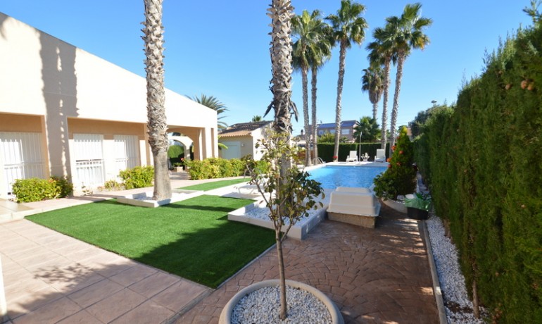 Sale - Villa -
Torrevieja - Los Balcones