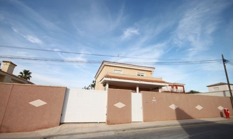 Venta - Villa -
Torrevieja - Aguas Nuevas