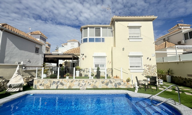 Sale - Villa -
Orihuela Costa* - Villamartin*