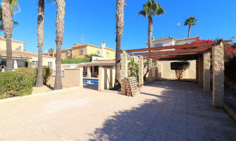 Venta - Villa -
La Marina - La Escuera