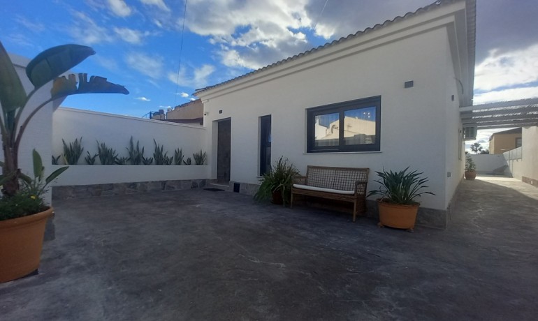 Sale - Villa -
El Chaparral