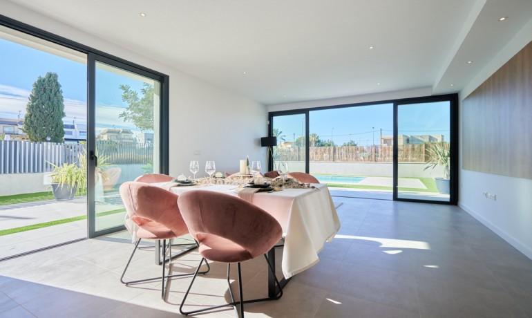 Venta - Casa -
San Juan de Alicante