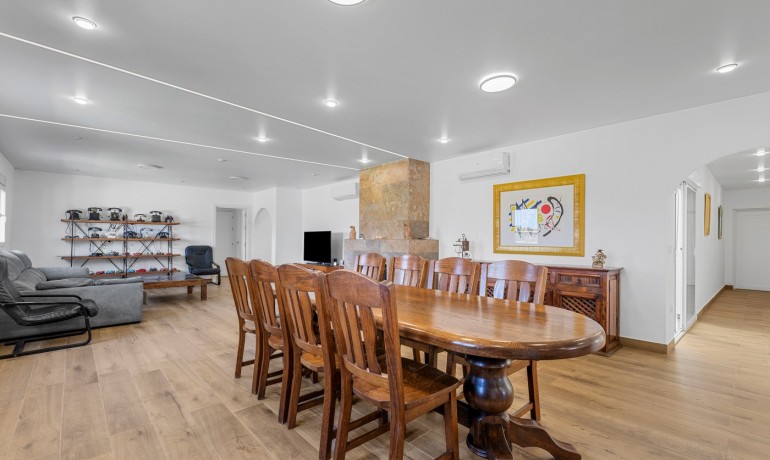 Venta - Villa -
Los Montesinos