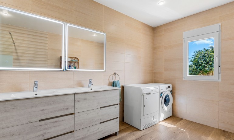 Venta - Villa -
Los Montesinos