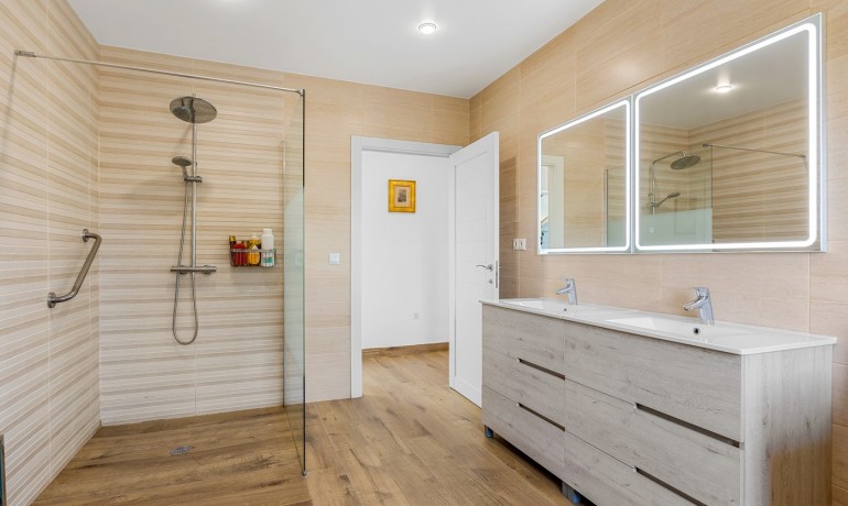 Venta - Villa -
Los Montesinos