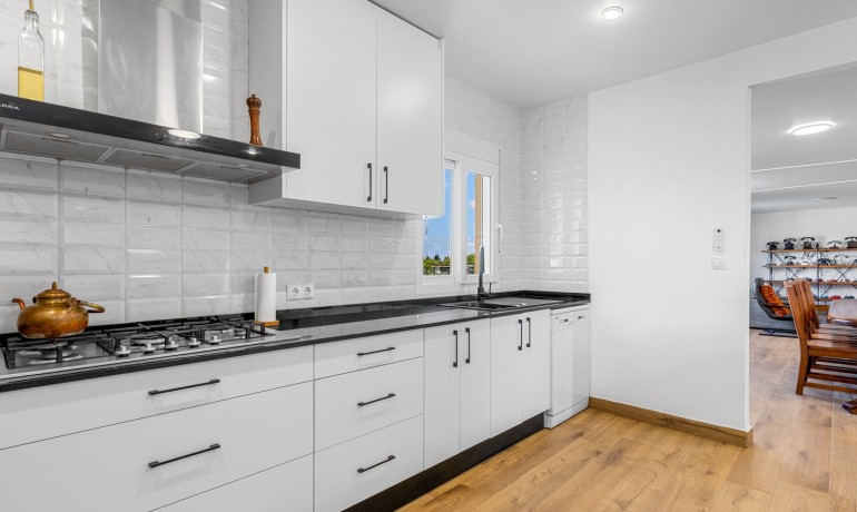 Venta - Villa -
Los Montesinos