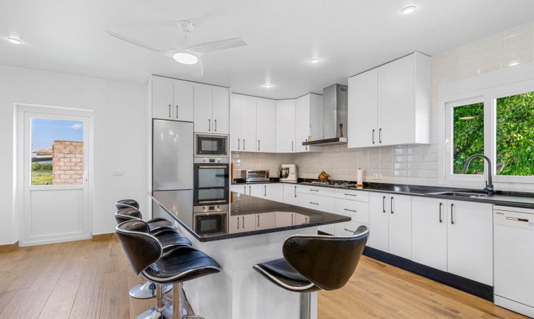 Venta - Villa -
Los Montesinos