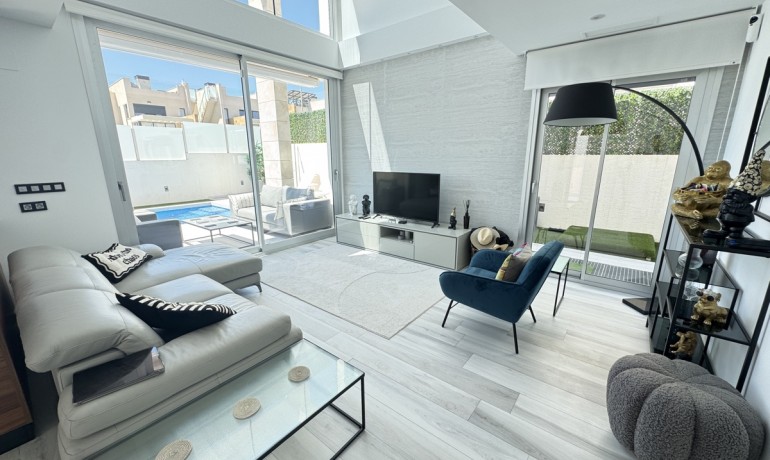 Venta - Villa -
Lomas de Cabo Roig