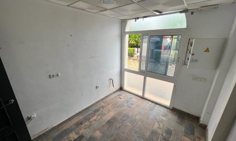 Herverkoop - Reclame -
Algorfa* - La Finca Golf Resort