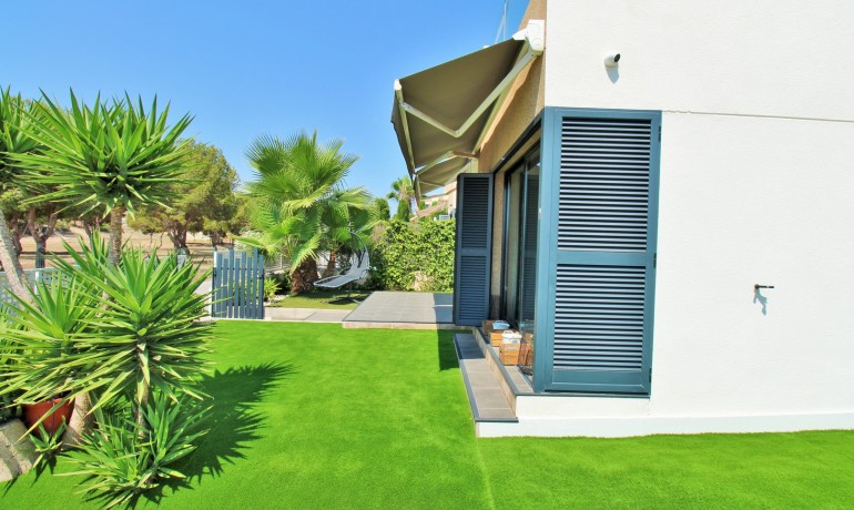 Venta - Villa -
La Zenia