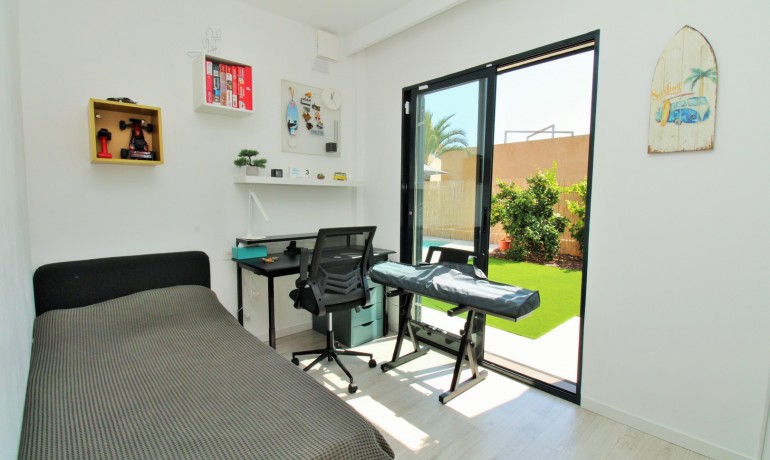 Venta - Villa -
La Zenia