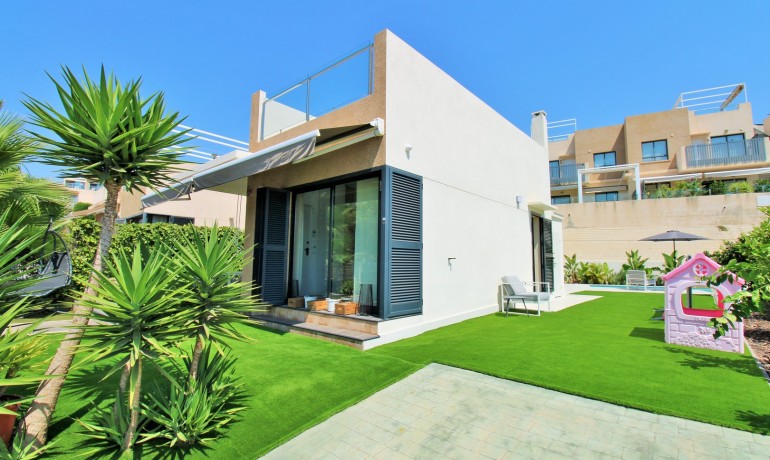 Venta - Villa -
La Zenia