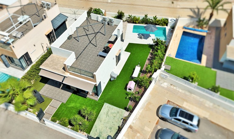 Venta - Villa -
La Zenia