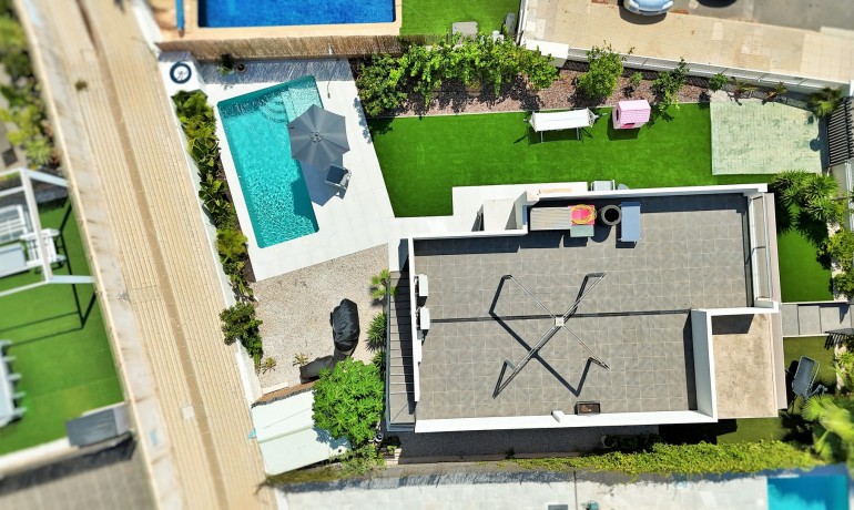 Venta - Villa -
La Zenia