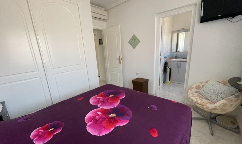 Herverkoop - Villa -
Rojales