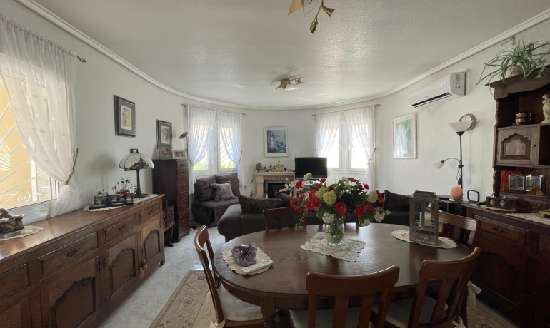 Herverkoop - Villa -
Rojales