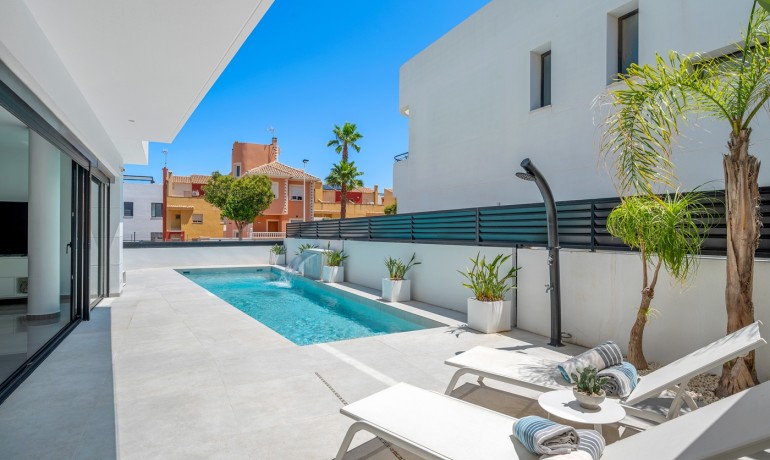 Sale - Villa -
Guardamar del Segura* - Guardamar Del Segura