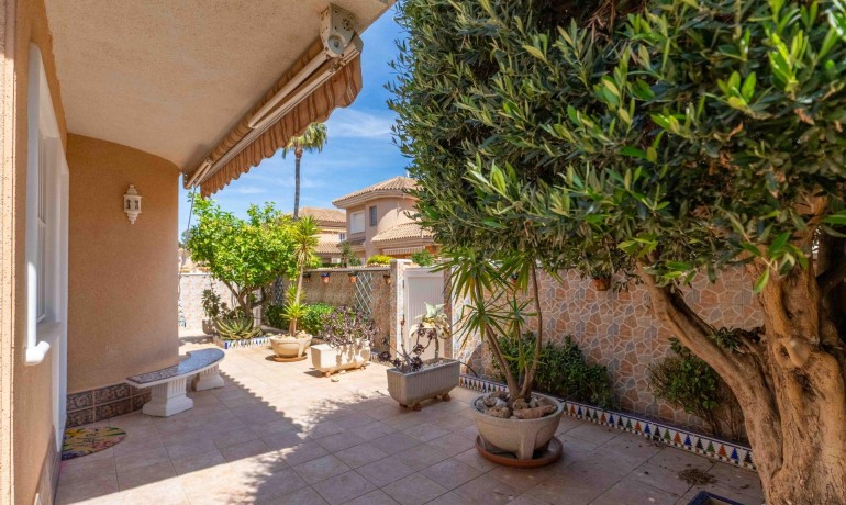 Herverkoop - Villa -
Orihuela Costa* - Punta Prima