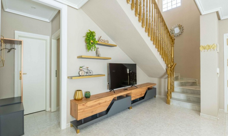 Herverkoop - Villa -
Orihuela Costa* - Punta Prima