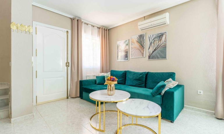 Herverkoop - Villa -
Orihuela Costa* - Punta Prima