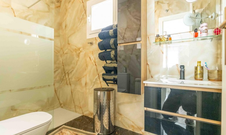 Herverkoop - Villa -
Orihuela Costa* - Punta Prima