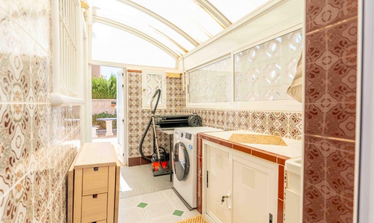 Herverkoop - Villa -
Orihuela Costa* - Punta Prima