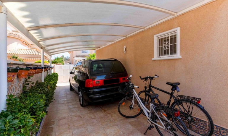 Herverkoop - Villa -
Orihuela Costa* - Punta Prima