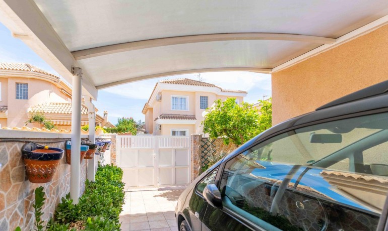 Herverkoop - Villa -
Orihuela Costa* - Punta Prima