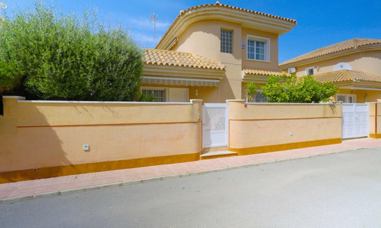 Herverkoop - Villa -
Orihuela Costa* - Punta Prima