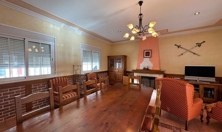 Venta - Casa -
Los Montesinos