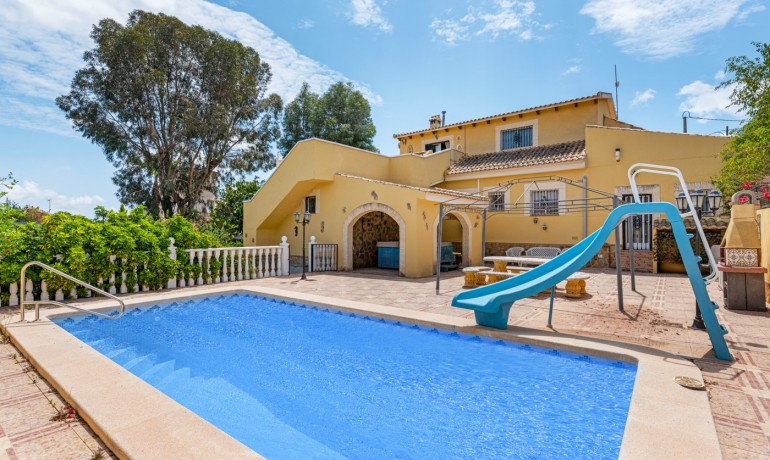 Sale - Villa -
Jacarilla