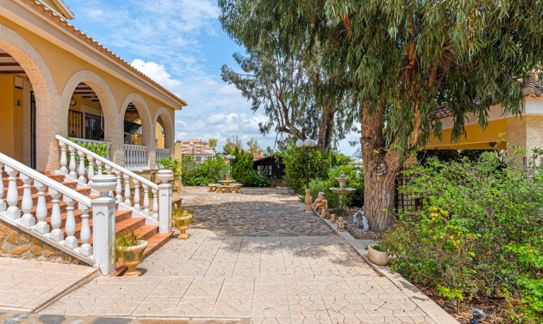 Sale - Villa -
Jacarilla