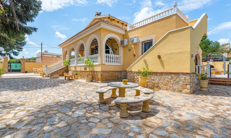 Sale - Villa -
Jacarilla