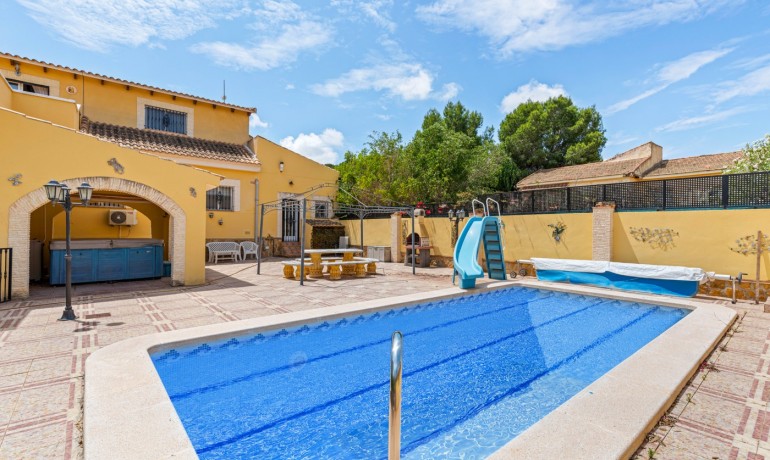 Sale - Villa -
Jacarilla