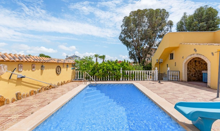 Sale - Villa -
Jacarilla