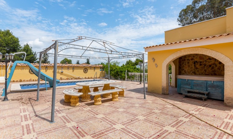 Sale - Villa -
Jacarilla