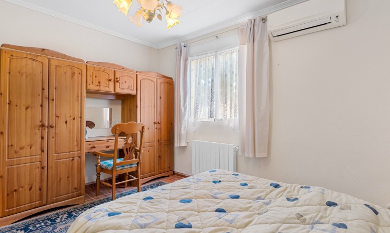 Sale - Villa -
Jacarilla