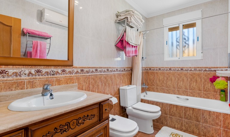 Sale - Villa -
Jacarilla