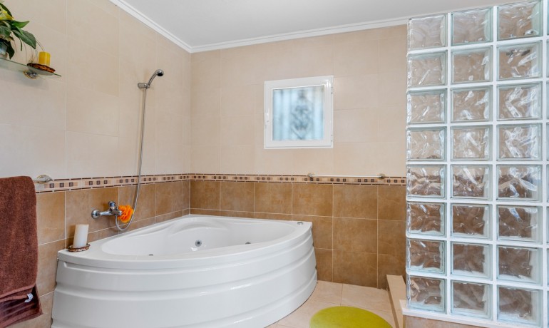 Sale - Villa -
Jacarilla