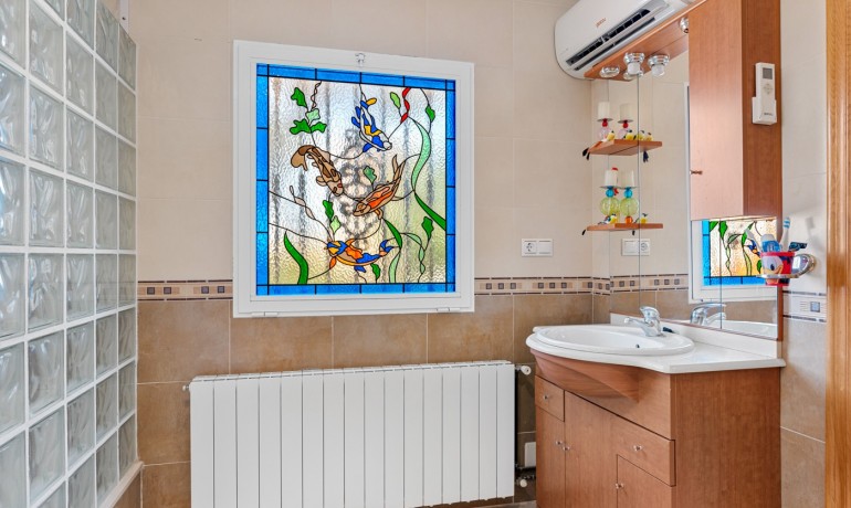 Sale - Villa -
Jacarilla