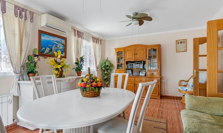 Sale - Villa -
Jacarilla