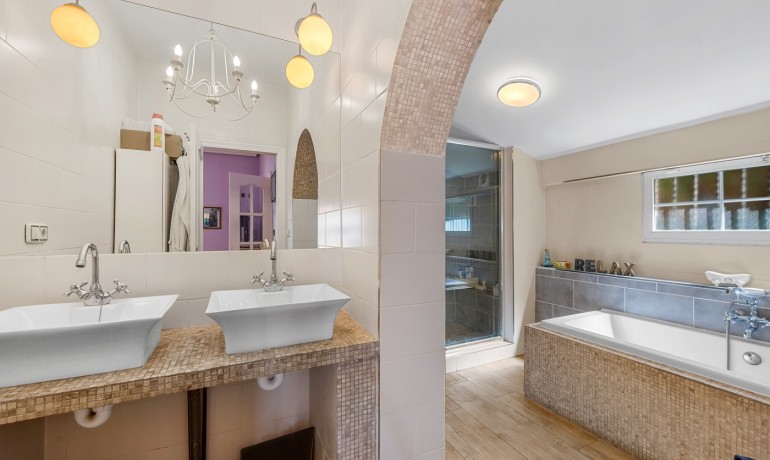 Herverkoop - Finca / Landgoed -
Almoradi - Las Heredades