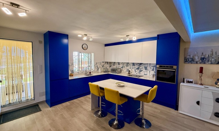 Herverkoop - Villa -
Elche* - Center